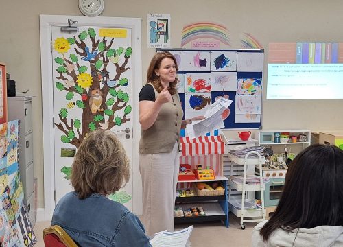 Osclaíonn na naíonraí na doirse