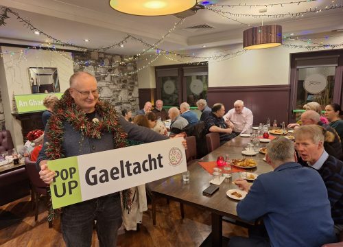 Ceiliúrann Gaeilgeoirí in Óstán na nÁirsí