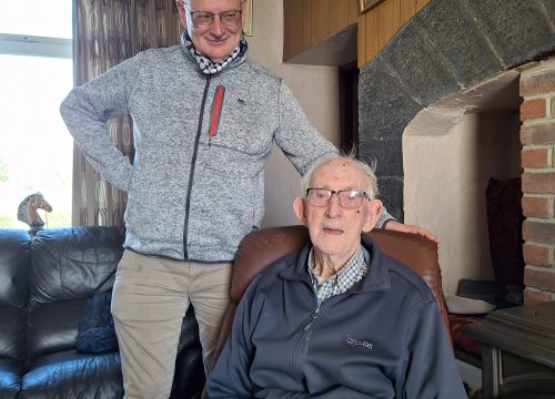 Cuairt ar laoch áitiúil in Eanach Dhún