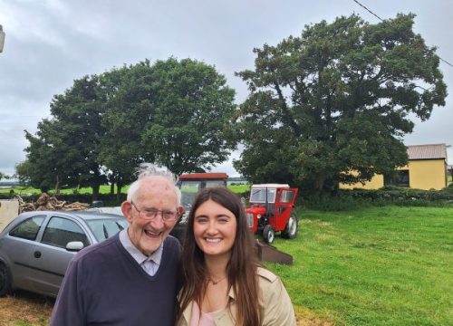 Cuairt ar laoch áitiúil in Eanach Dhúin